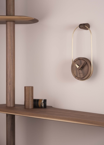 Часы Nomon Micro Eslabon (основание - латунь/центр - орех/стрелка часовая - латунь /минутная - орех). D=10см, H=27см