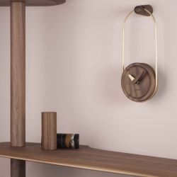 Часы Nomon Micro Eslabon (основание - латунь/центр - орех/стрелка часовая - латунь /минутная - орех). D=10см, H=27см