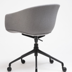 Стул поворотный на колесиках Bai с обивкой