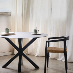 Круглый стол с с черным стеклом и черными стальными ножками Ø 120 см