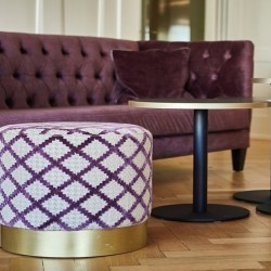 Пуф Hugo con Zocalo HUGO L50 с деревянным основанием