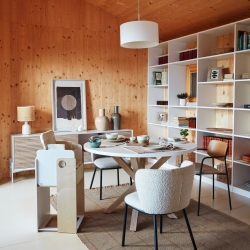 Настольная лампа Erna из белой керамики и бамбука с натуральной отделкой