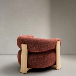 Granite Кресло из терракотового шенилла и массива ясеня в натуральной отделке