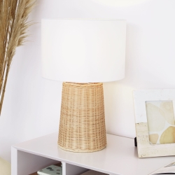 Настольная лампа из ротанга Kimjit с натуральной отделкой