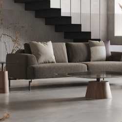 3-х местный диван Tais на ножках из текстурированной стали