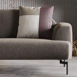 3-х местный диван Tais на ножках из текстурированной стали