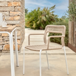 Стул Cailin из бежевого шнура с ножками из белой стали