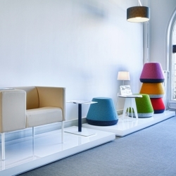 Кресло Brix с широким подлокотником и столиком