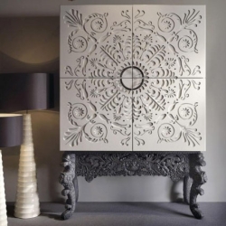 Шкаф-бар Alexandra белый резное деревянное основание