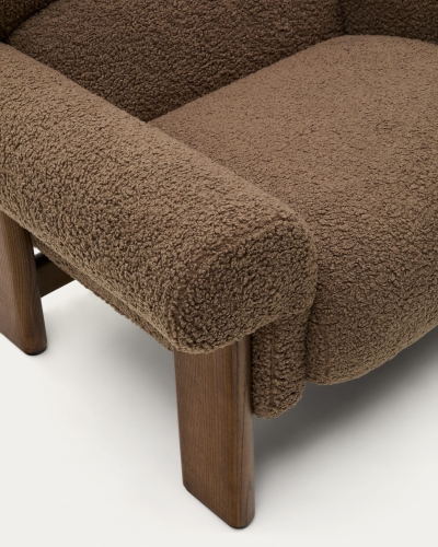 Кресло Cabana из серо-коричневого букле с ножками в отделке под орех