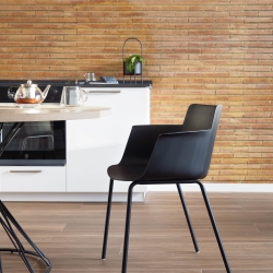 Стул Hannia черный с подлокотниками