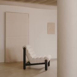 Magira Кресло из белой ткани букле и массива дуба с темной отделкой