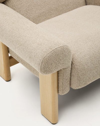 Кресло Cabana из бежевого шенилла с ножками в натуральной отделке