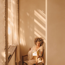 Thianna Складной стул белого цвета с основанием из массива акации