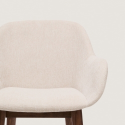 Полубарный стул Konna бежевого цвета с ножками из массива ясеня в темной отделке, 65 см