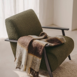 Meghan Кресло из зеленого флиса с ножками из ясеня в отделке венге