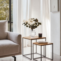 Yoana Набор из 2 приставных столиков из дубового шпона и черного металла