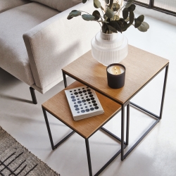 Yoana Набор из 2 приставных столиков из дубового шпона и черного металла