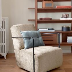 Кресло Gamer из бежевой синели и металла с черной отделкой