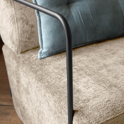 Кресло Gamer из бежевой синели и металла с черной отделкой