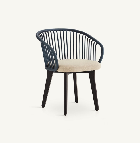 Обеденное кресло Huma на ножках из массива дерева