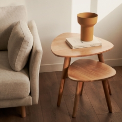 Eluana Набор из 2 приставных столиков из массива акации с натуральной отделкой