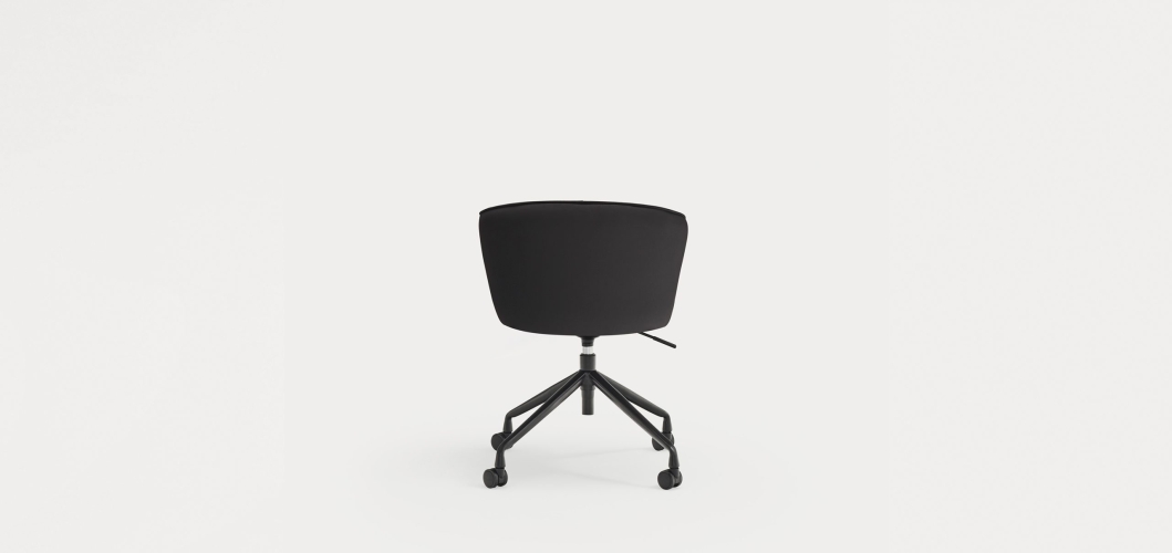 Поворотный стул Add на колесиках черный