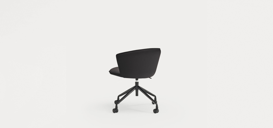 Поворотный стул Add на колесиках черный