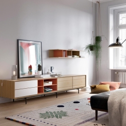 Тумба под ТВ Aura из дуба Sega с белыми ящиками и открытой полкой