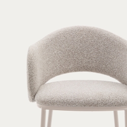 Полубарный стул Maina из плотной бежевой шенилли и ножками в бежевой отделке, 65 см