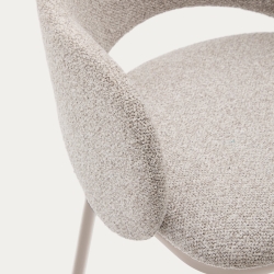 Полубарный стул Maina из плотной бежевой шенилли и ножками в бежевой отделке, 65 см