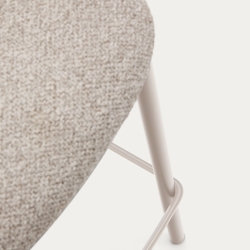 Полубарный стул Maina из плотной бежевой шенилли и ножками в бежевой отделке, 65 см