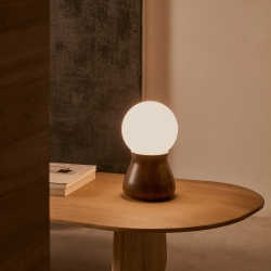 Настольная лампа Okeni из орехового шпона и стекла