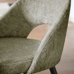 Стул Mael из зеленого бархата на стальных ножках с черной отделкой