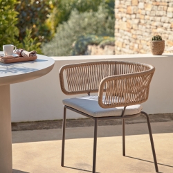 Стул Nadin из бежевого шнура с ножками из оцинкованной стали