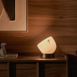 Настольная лампа Shenli из алебастра и металла с латунной отделкой