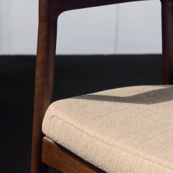 Стул Alocs из бежевой синели из массива дуба с отделкой орех FSC Mix Credit (съемный чехол)