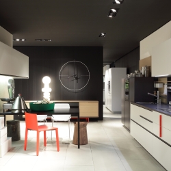 Часы Nomon BILBAO L (основание - белый фиберглас/стрелки - черный лак/центр - хромированная сталь). D=105см, H=110см.