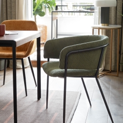 Стул Konnie из толстого вельвета темно-зеленого цвета со стальными ножками с черной отделкой