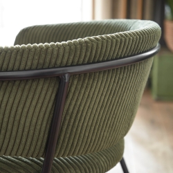 Стул Konnie из толстого вельвета темно-зеленого цвета со стальными ножками с черной отделкой