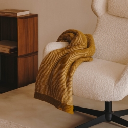 Zalina Вращающееся кресло с подлокотниками из белой ткани букле