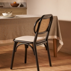 Стул Doriane из цельного вяза с черным лаком и мягким сиденьем