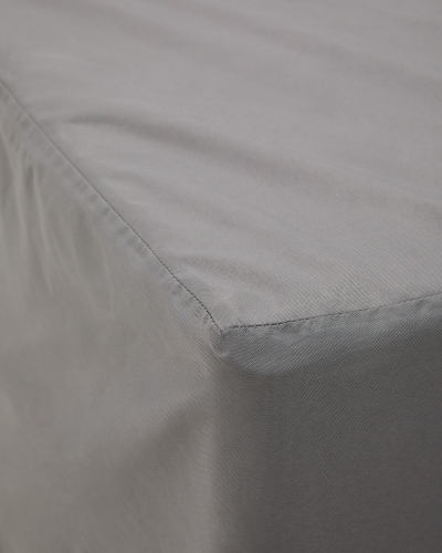 Protect your outdoor furniture from light and rain with tis cover, thanks to its water-repellent sy