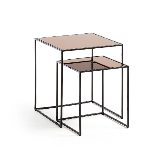 Набор из 2 приставных столов Sute с золотой зеркальной столешницей и металлической структурой.