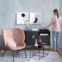 Набор из 2 приставных столов Sute с золотой зеркальной столешницей и металлической структурой.