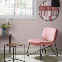 Набор из 2 приставных столов Sute с золотой зеркальной столешницей и металлической структурой.