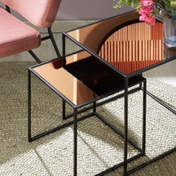 Набор из 2 приставных столов Sute с золотой зеркальной столешницей и металлической структурой.