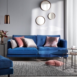 Набор из 2 приставных столов Sute с золотой зеркальной столешницей и металлической структурой.