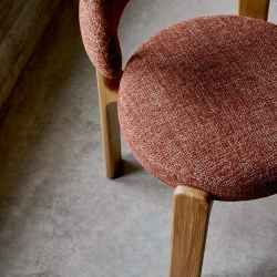 Granite Стул на 4 ножках из терракотового шенилла и массива ясеня в натуральной отделке