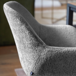 Стул Konna темно-серый из мягкой синели с черными ножками